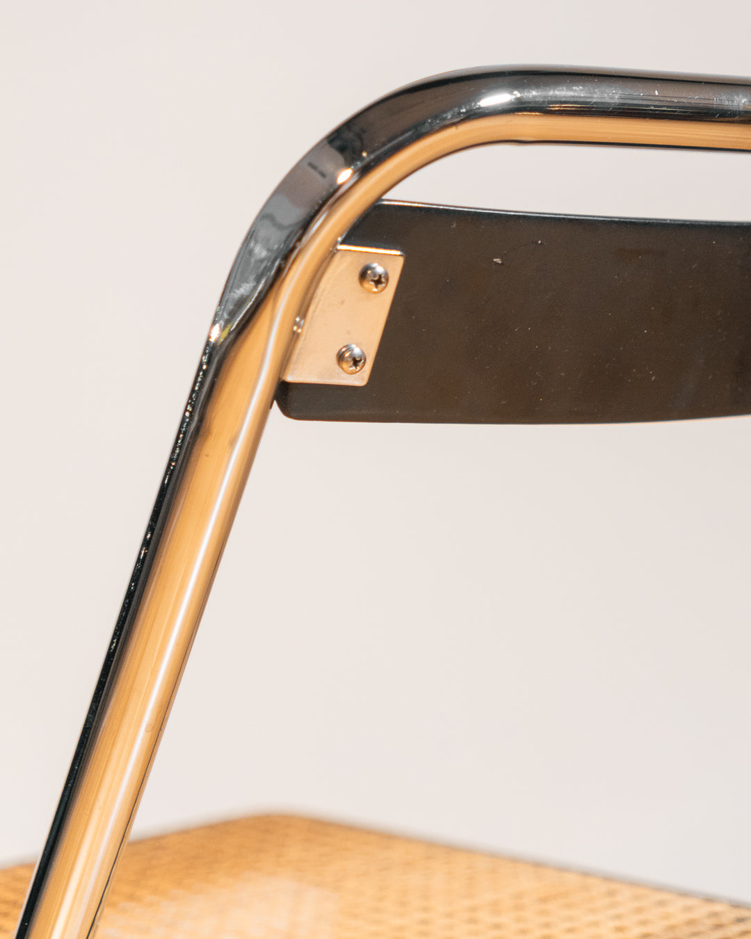 Vintage 1970s foldable rattan chair with chrome frame and lacquered wood backrest, iconic retro design, in very good vintage condition. Vecino Shop