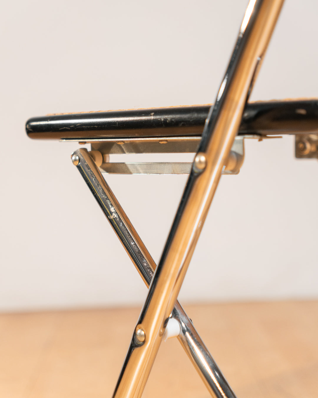 Vintage 1970s foldable rattan chair with chrome frame and lacquered wood backrest, iconic retro design, in very good vintage condition. Vecino Shop