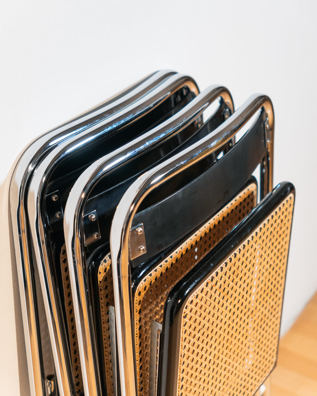 Vintage 1970s foldable rattan chair with chrome frame and lacquered wood backrest, iconic retro design, in very good vintage condition. Vecino Shop