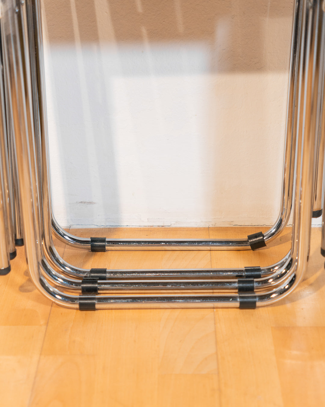 Vintage 1970s foldable rattan chair with chrome frame and lacquered wood backrest, iconic retro design, in very good vintage condition. Vecino Shop