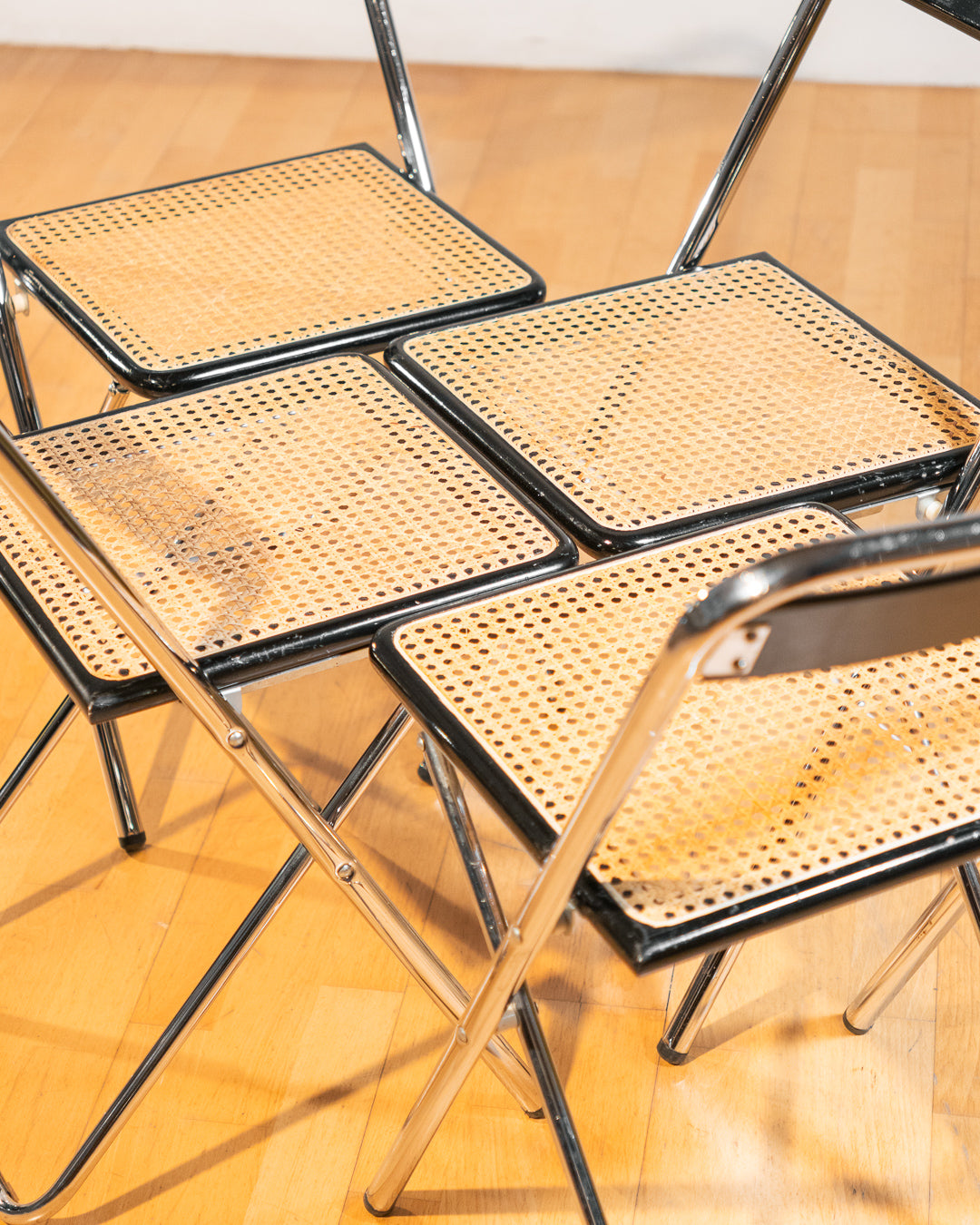 Vintage 1970s foldable rattan chair with chrome frame and lacquered wood backrest, iconic retro design, in very good vintage condition. Vecino Shop