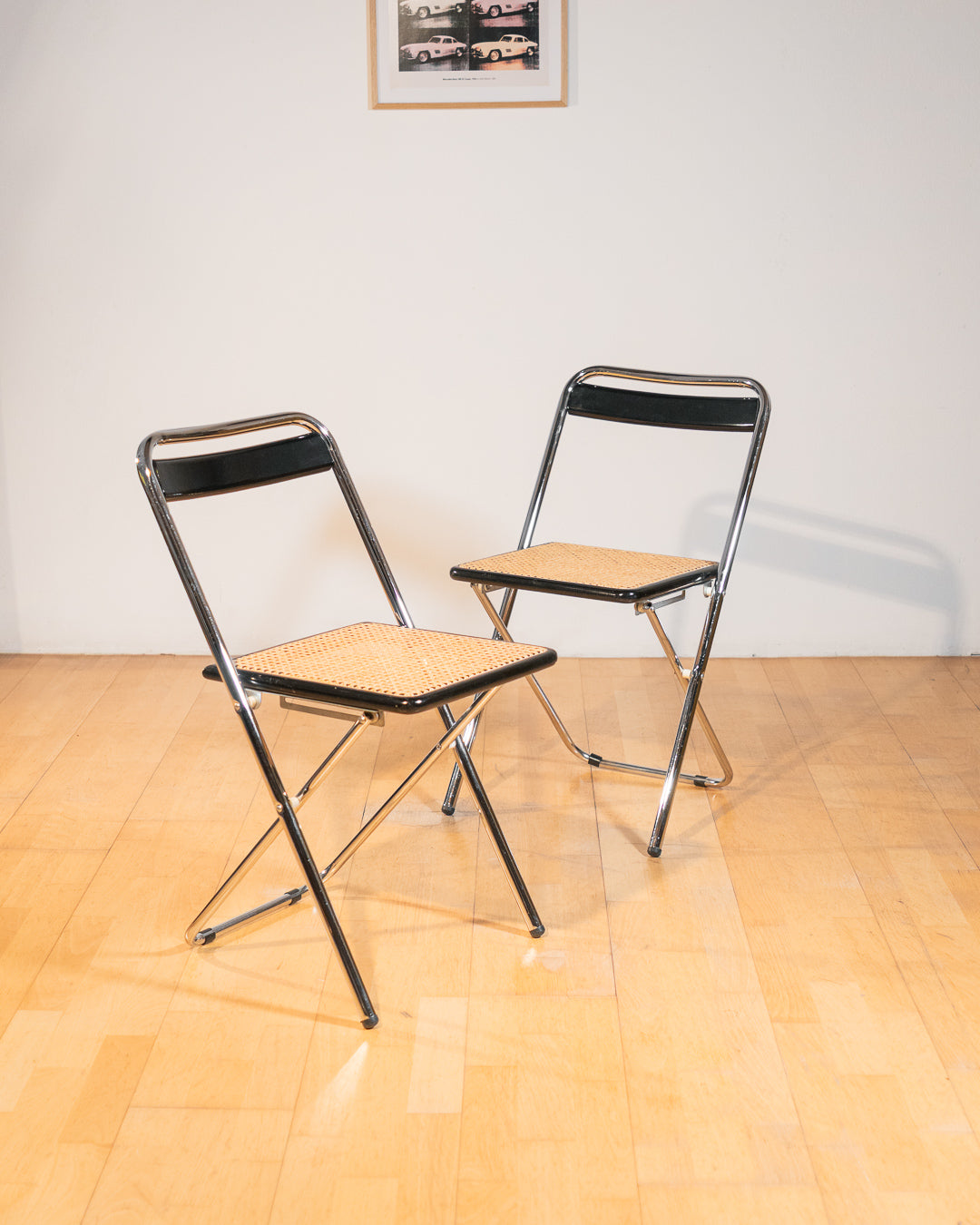 Vintage 1970s foldable rattan chair with chrome frame and lacquered wood backrest, iconic retro design, in very good vintage condition. Vecino Shop