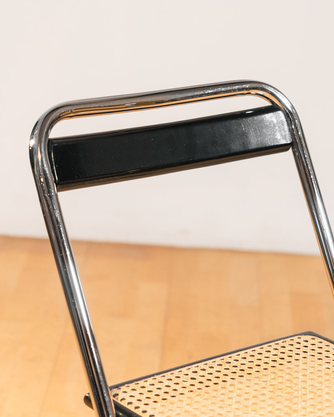 Vintage 1970s foldable rattan chair with chrome frame and lacquered wood backrest, iconic retro design, in very good vintage condition. Vecino Shop