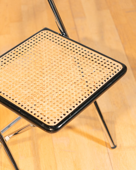 Vintage 1970s foldable rattan chair with chrome frame and lacquered wood backrest, iconic retro design, in very good vintage condition. Vecino Shop