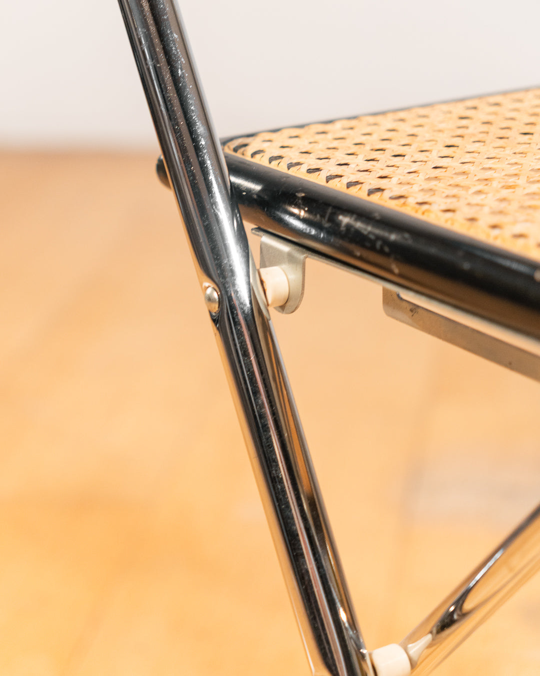 Vintage 1970s foldable rattan chair with chrome frame and lacquered wood backrest, iconic retro design, in very good vintage condition. Vecino Shop