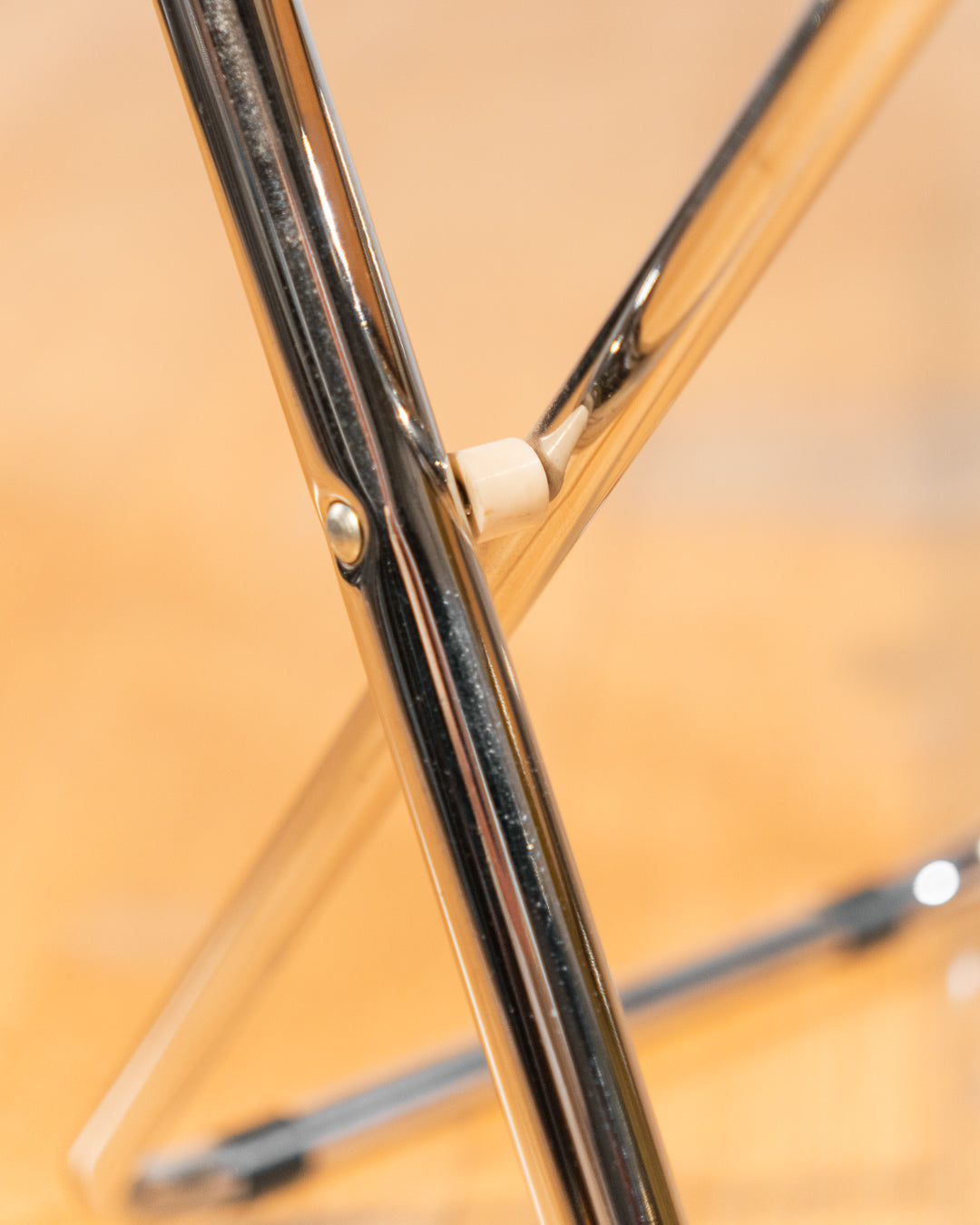 Vintage 1970s foldable rattan chair with chrome frame and lacquered wood backrest, iconic retro design, in very good vintage condition. Vecino Shop