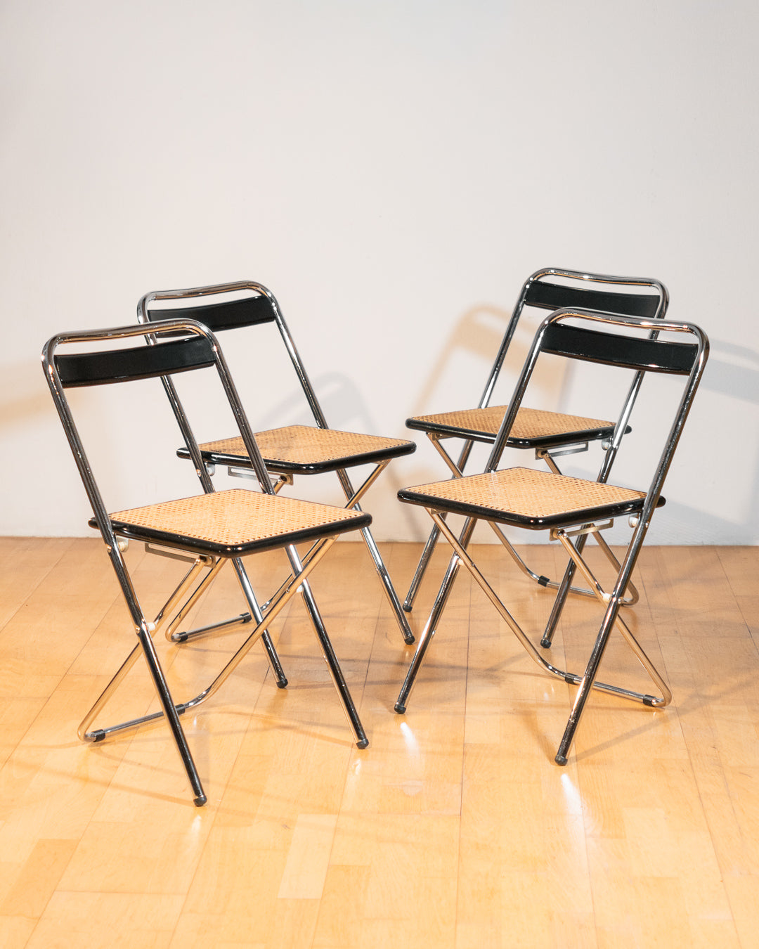 Vintage 1970s foldable rattan chair with chrome frame and lacquered wood backrest, iconic retro design, in very good vintage condition. Vecino Shop