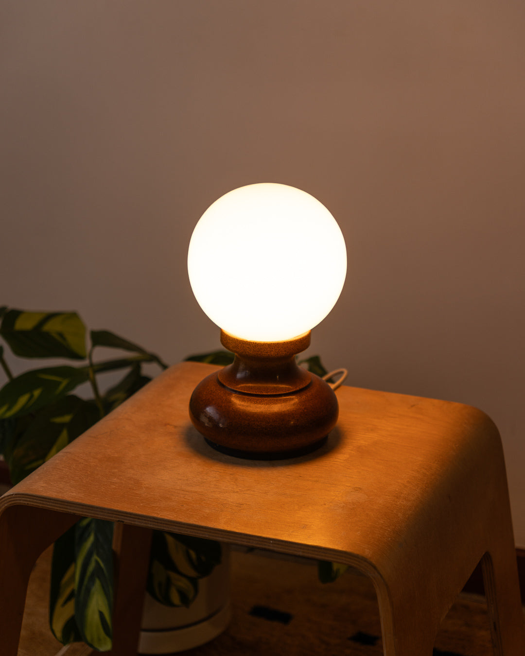 Vintage 1970s Space Age table lamp with speckled brown metal base and white opaline glass shade – Vecino Shop