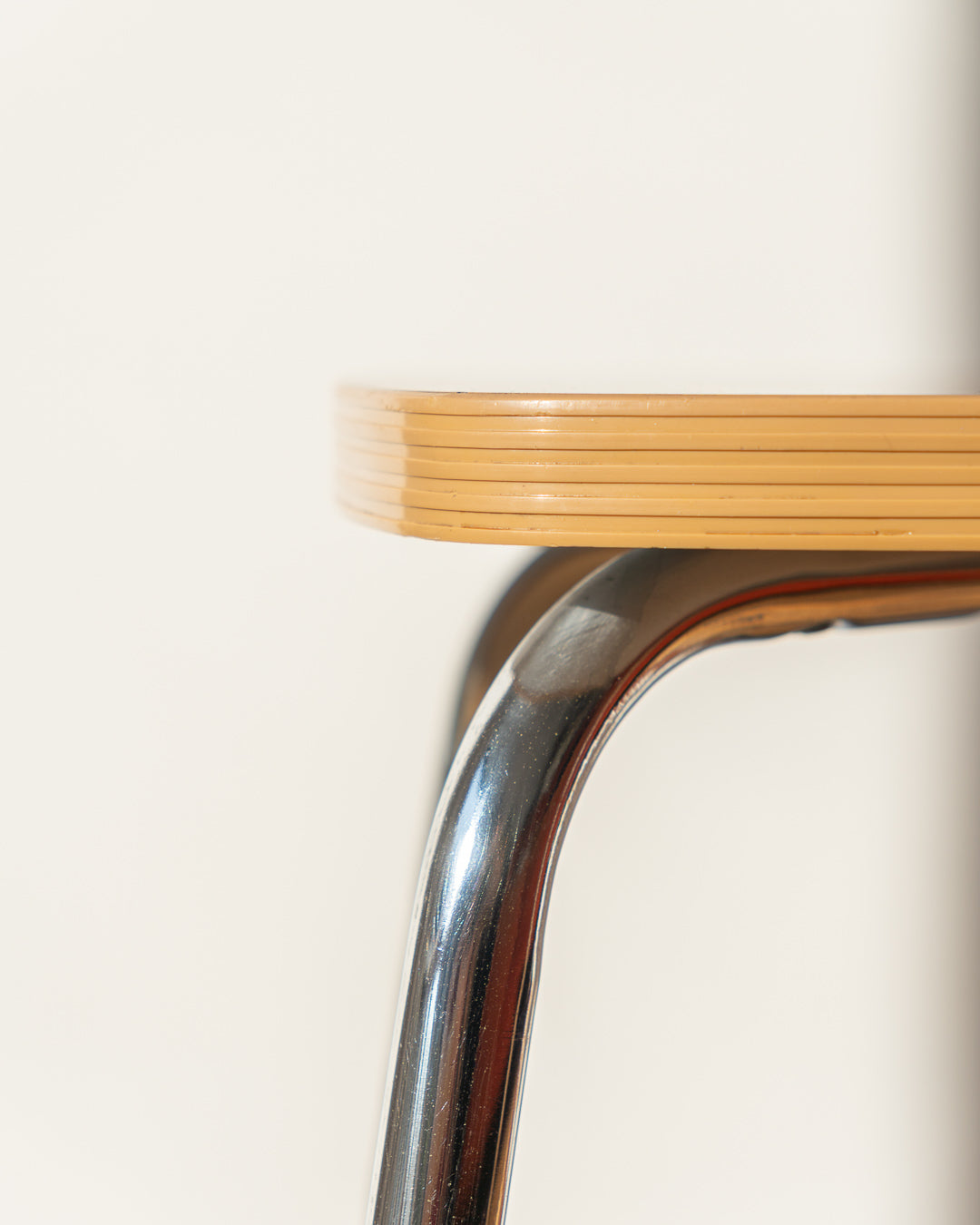 Vintage 1960s mid-century modern wooden laminate stool with shiny chrome legs, simple and elegant design – Vecino Shop.