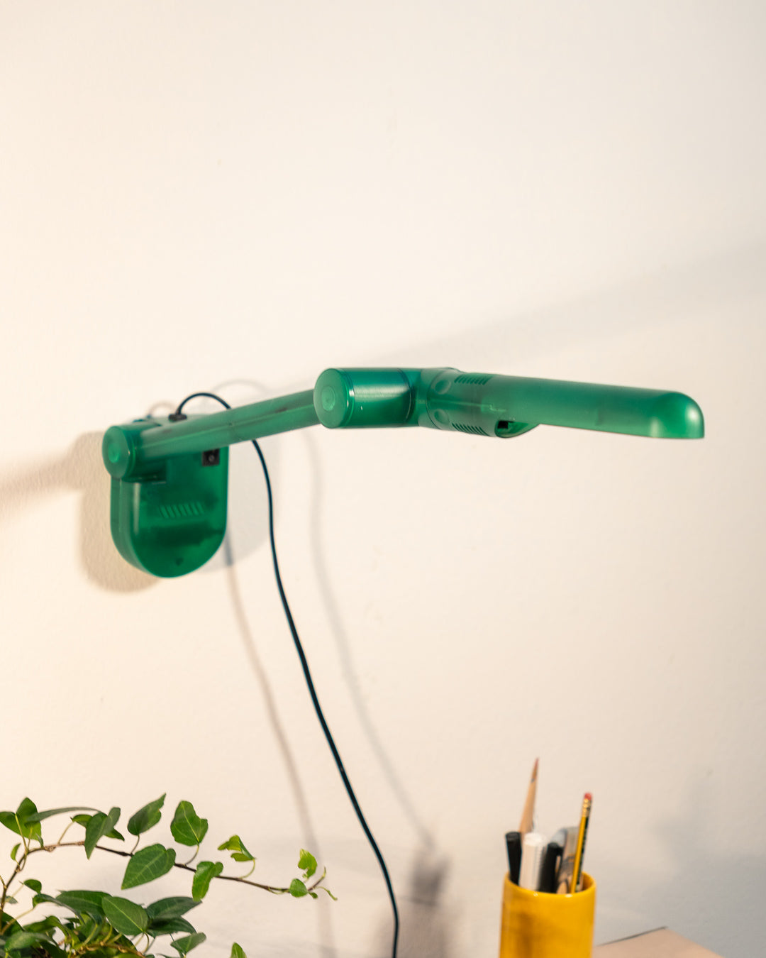 Vintage translucent green plastic foldable Pop Art lamp from the 1990s with fluorescent bulb. Vecino Shop
