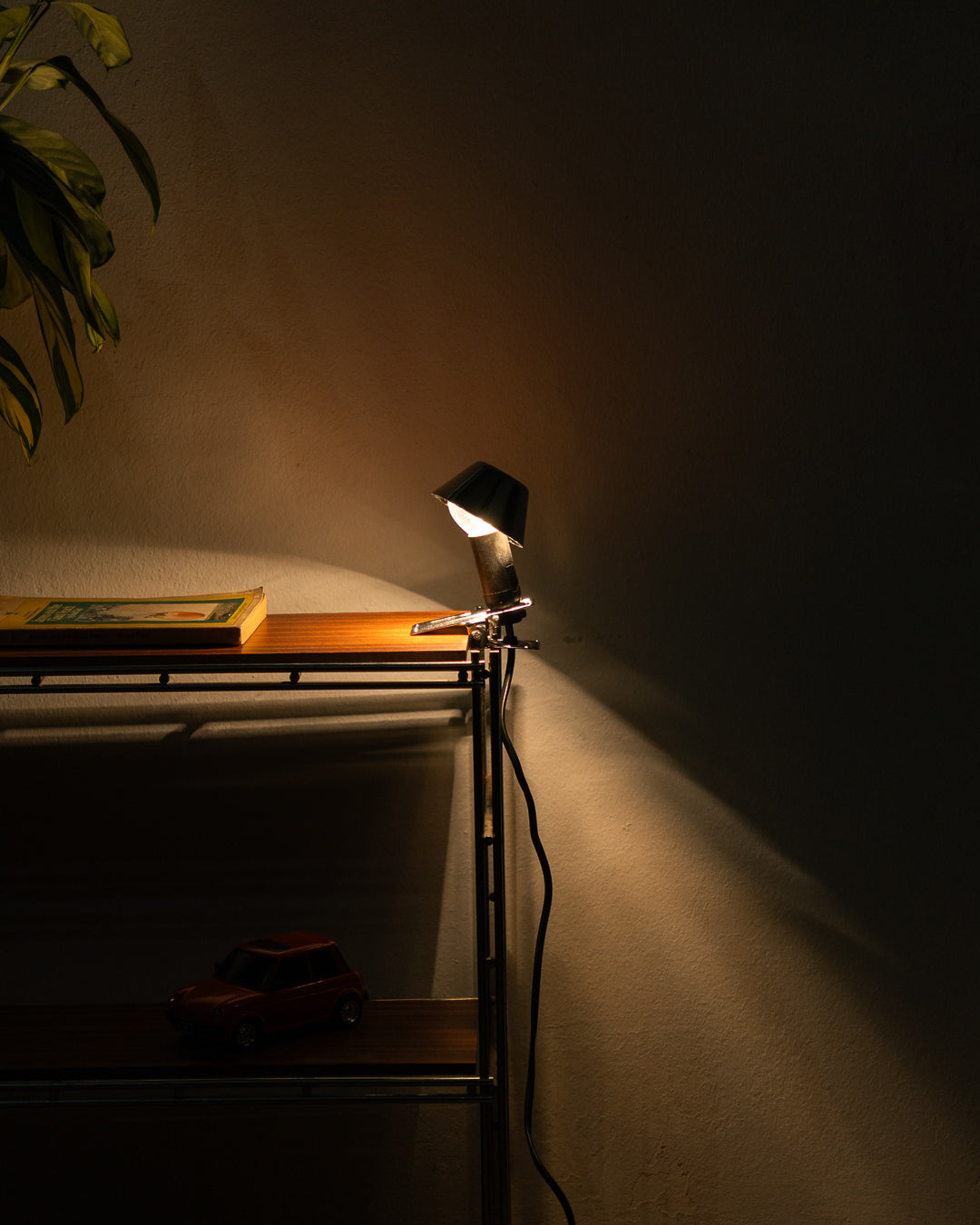 Rare vintage chrome clamp lamp with mushroom style shade, direct bulb fitting, Space Age look. Vecino Shop