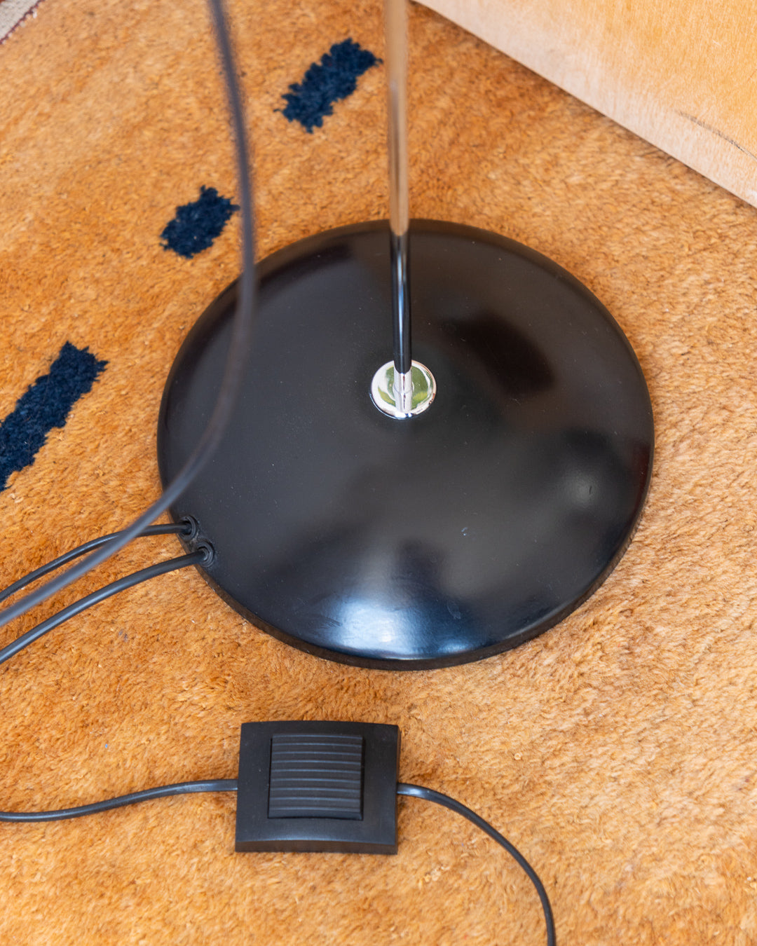 Vintage black and chrome floor lamp with perforated metal diffuser, adjustable height 1.50–1.80 m – Vecino Shop