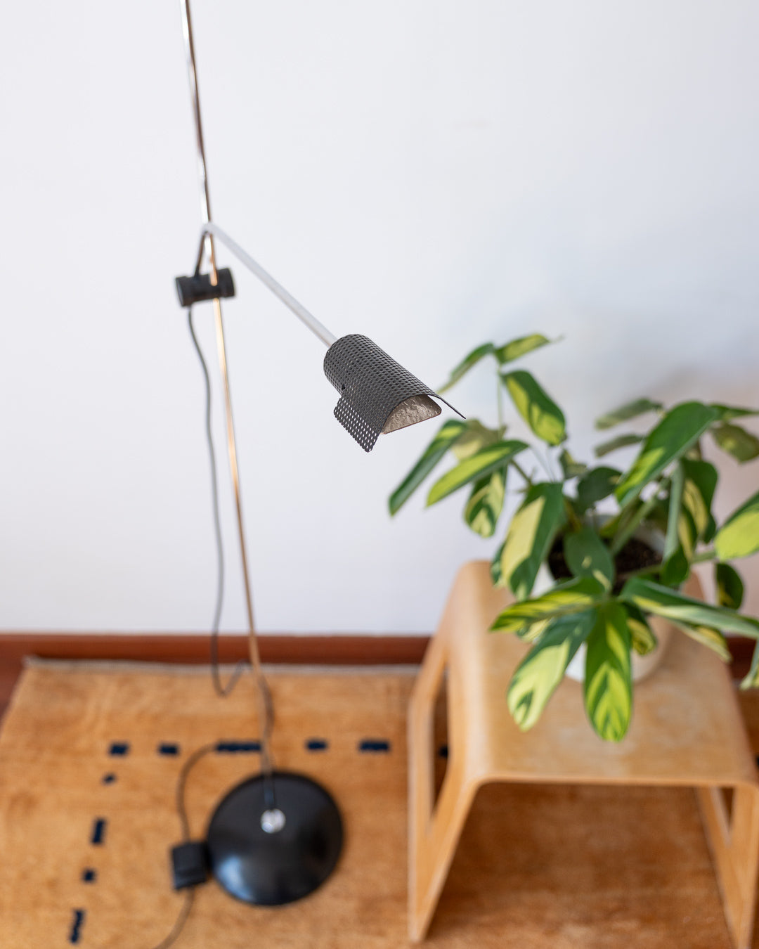 Vintage black and chrome floor lamp with perforated metal diffuser, adjustable height 1.50–1.80 m – Vecino Shop