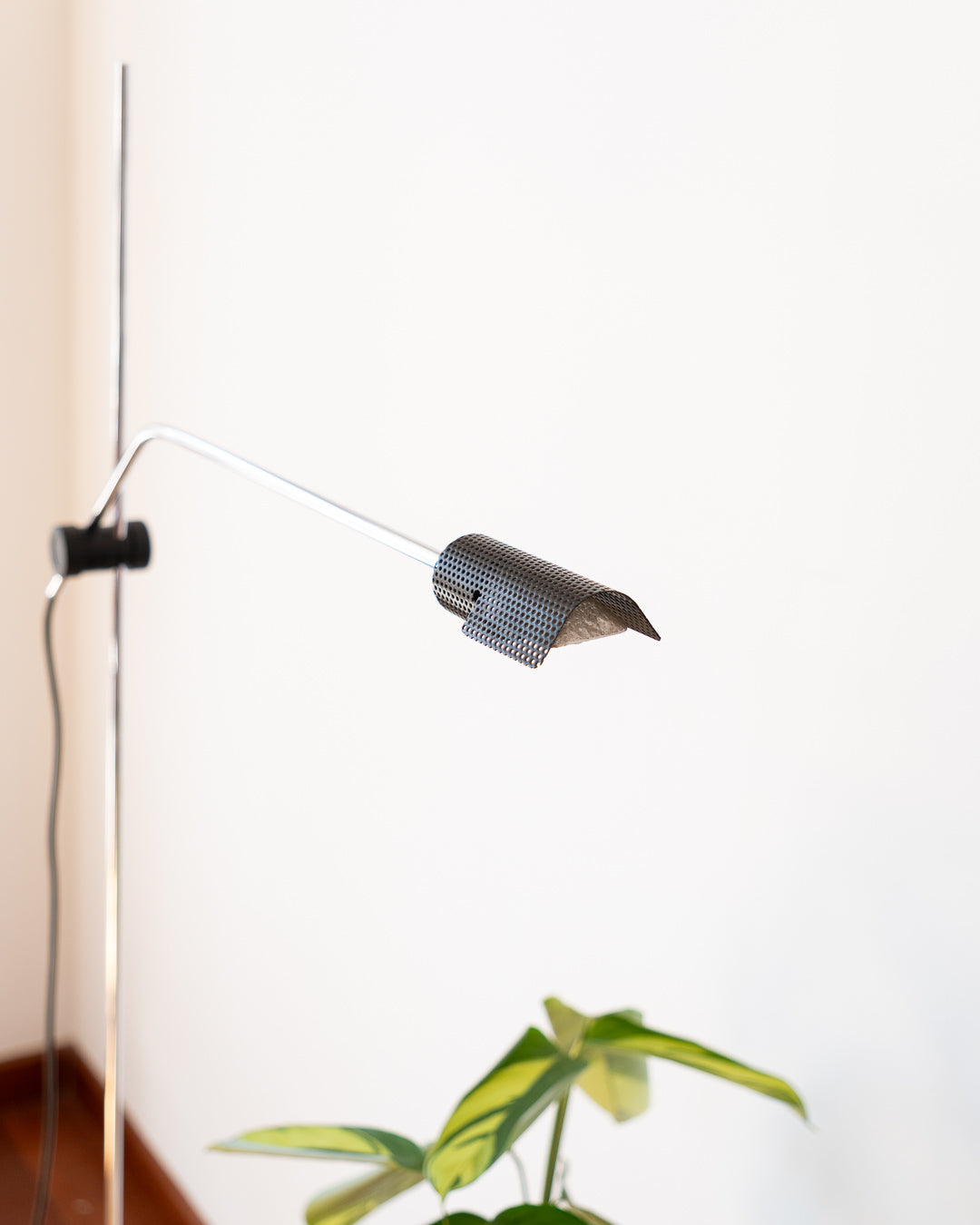 Vintage black and chrome floor lamp with perforated metal diffuser, adjustable height 1.50–1.80 m – Vecino Shop