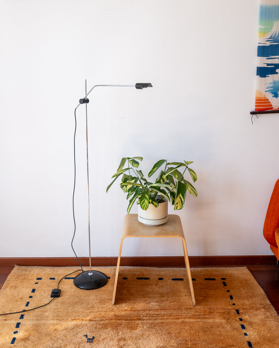 Vintage black and chrome floor lamp with perforated metal diffuser, adjustable height 1.50–1.80 m – Vecino Shop