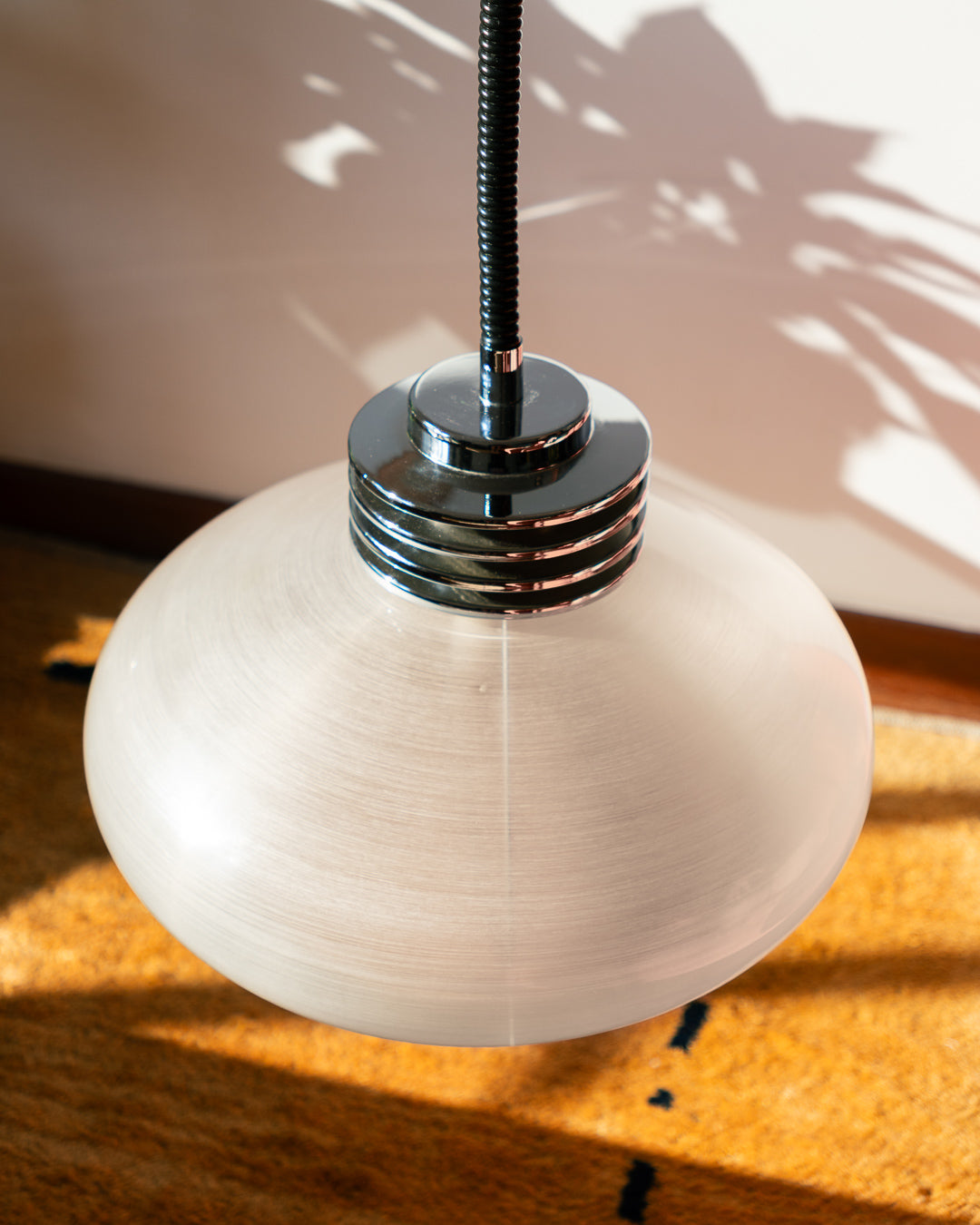 Vintage Space Age extensible ceiling lamp with chrome details and brushed plastic shade – Vecino Shop.