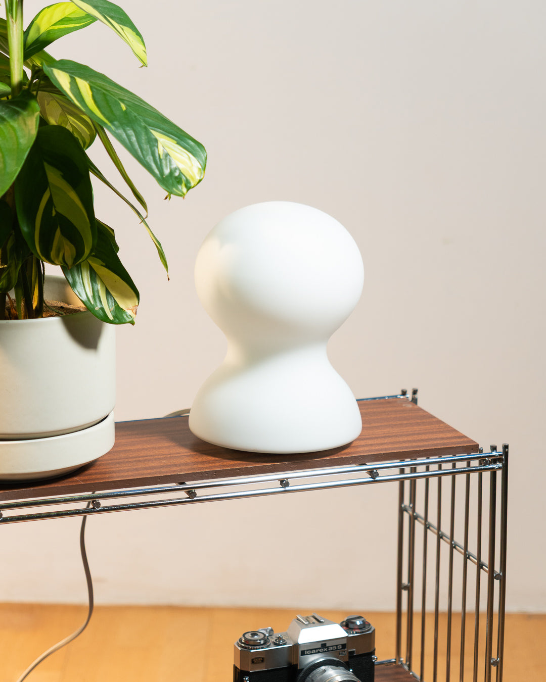 Ivan Jakeš vintage mushroom lamp for Habitat from the 1980s in matte opaline glass with soft ambient glow. Vecino Shop