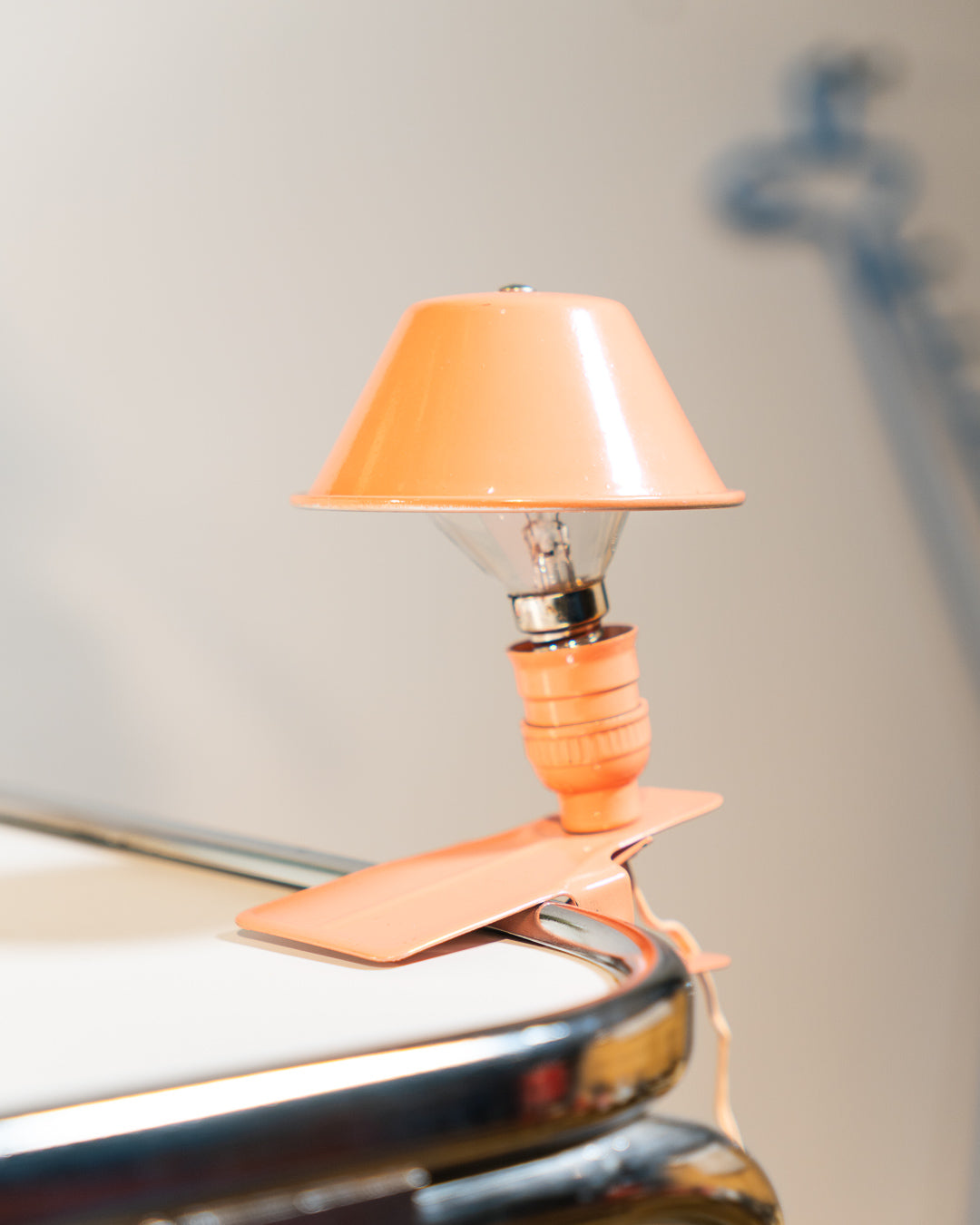 Vintage Luxus mini mushroom clip lamp in salmon pink, 1960s Spanish Space Age design with clip base. Vecino Shop