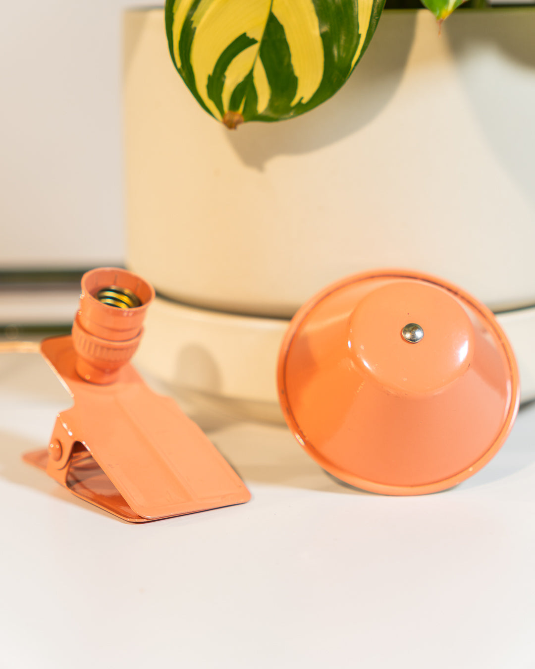 Vintage Luxus mini mushroom clip lamp in salmon pink, 1960s Spanish Space Age design with clip base. Vecino Shop
