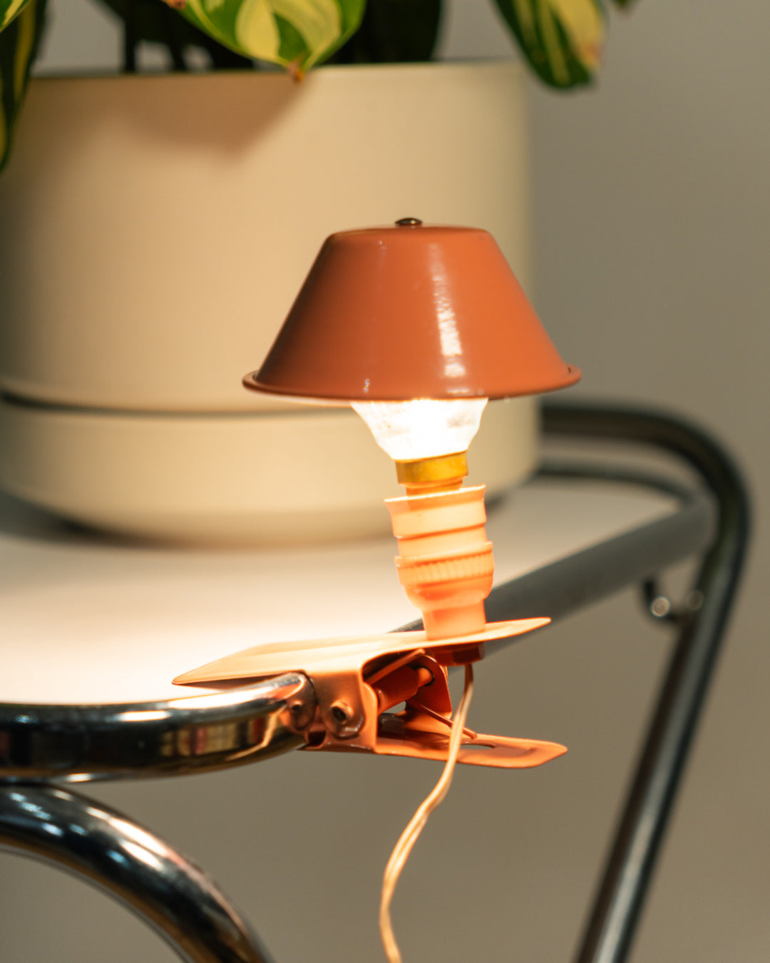 Vintage Luxus mini mushroom clip lamp in salmon pink, 1960s Spanish Space Age design with clip base. Vecino Shop