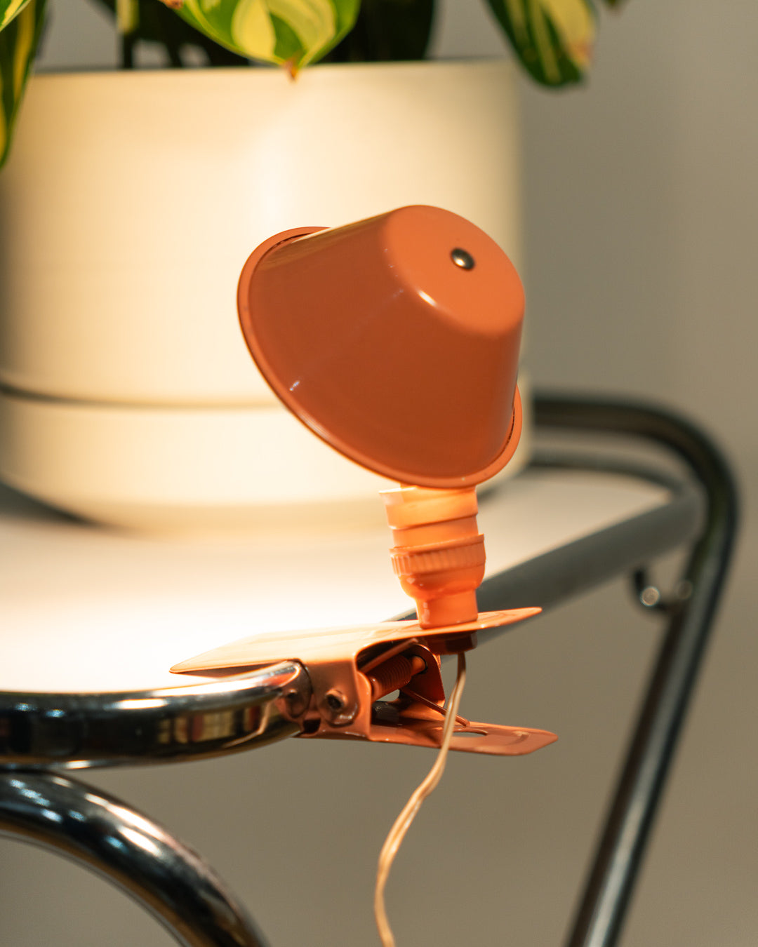 Vintage Luxus mini mushroom clip lamp in salmon pink, 1960s Spanish Space Age design with clip base. Vecino Shop