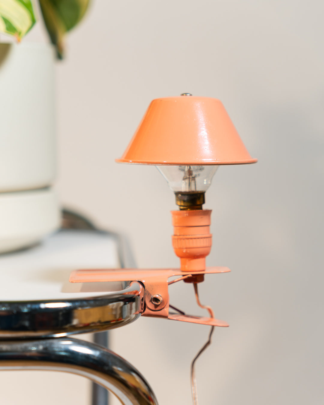 Vintage Luxus mini mushroom clip lamp in salmon pink, 1960s Spanish Space Age design with clip base. Vecino Shop