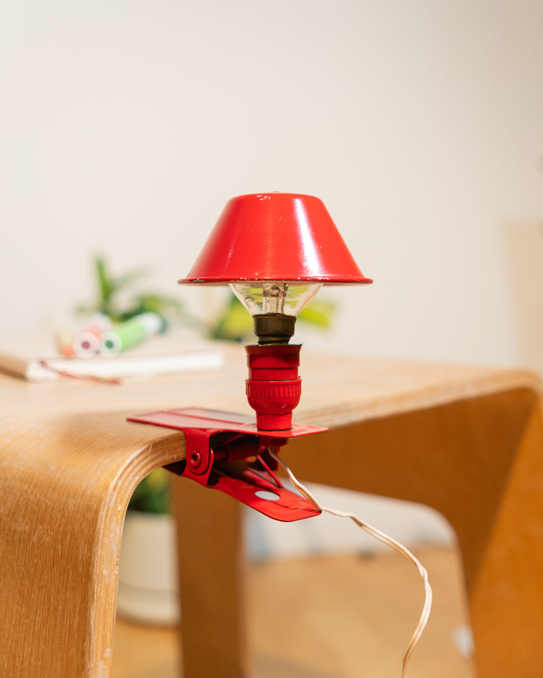 Vintage red Luxus mushroom clip lamp from the 1970s with lacquered metal shade and clamp base. Space age lighting piece from Vecino Shop.