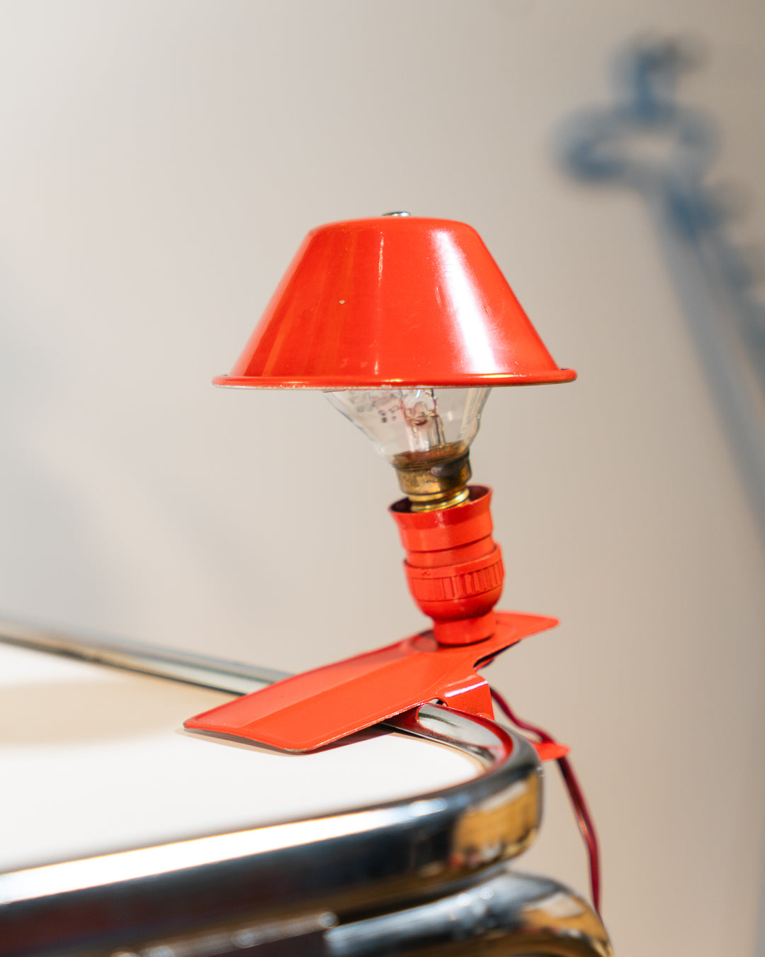 Vintage Luxus mini mushroom clip lamp in crimson red, 1960s Spanish Space Age design with clip base. Vecino Shop