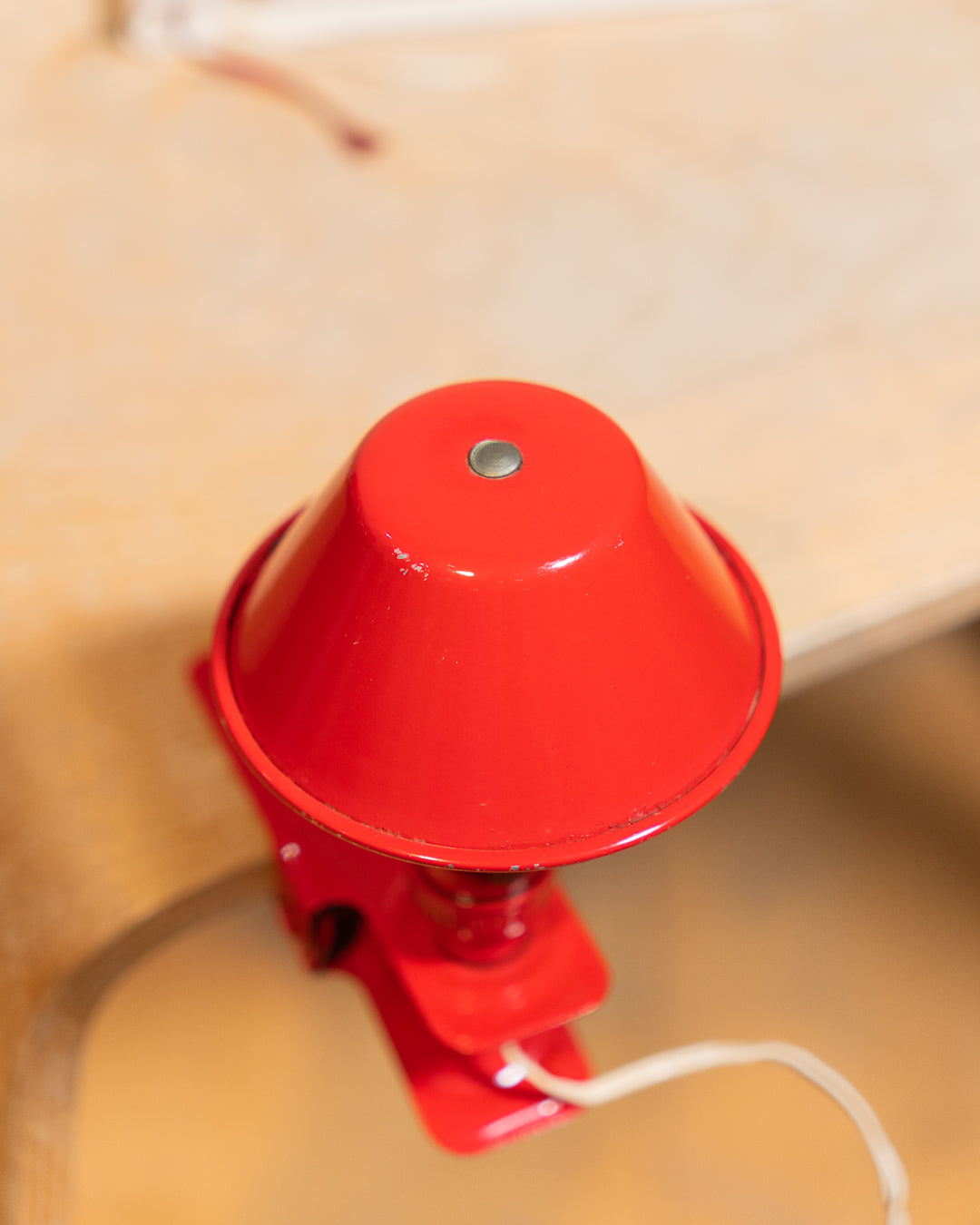 Vintage red Luxus mushroom clip lamp from the 1970s with lacquered metal shade and clamp base. Space age lighting piece from Vecino Shop.