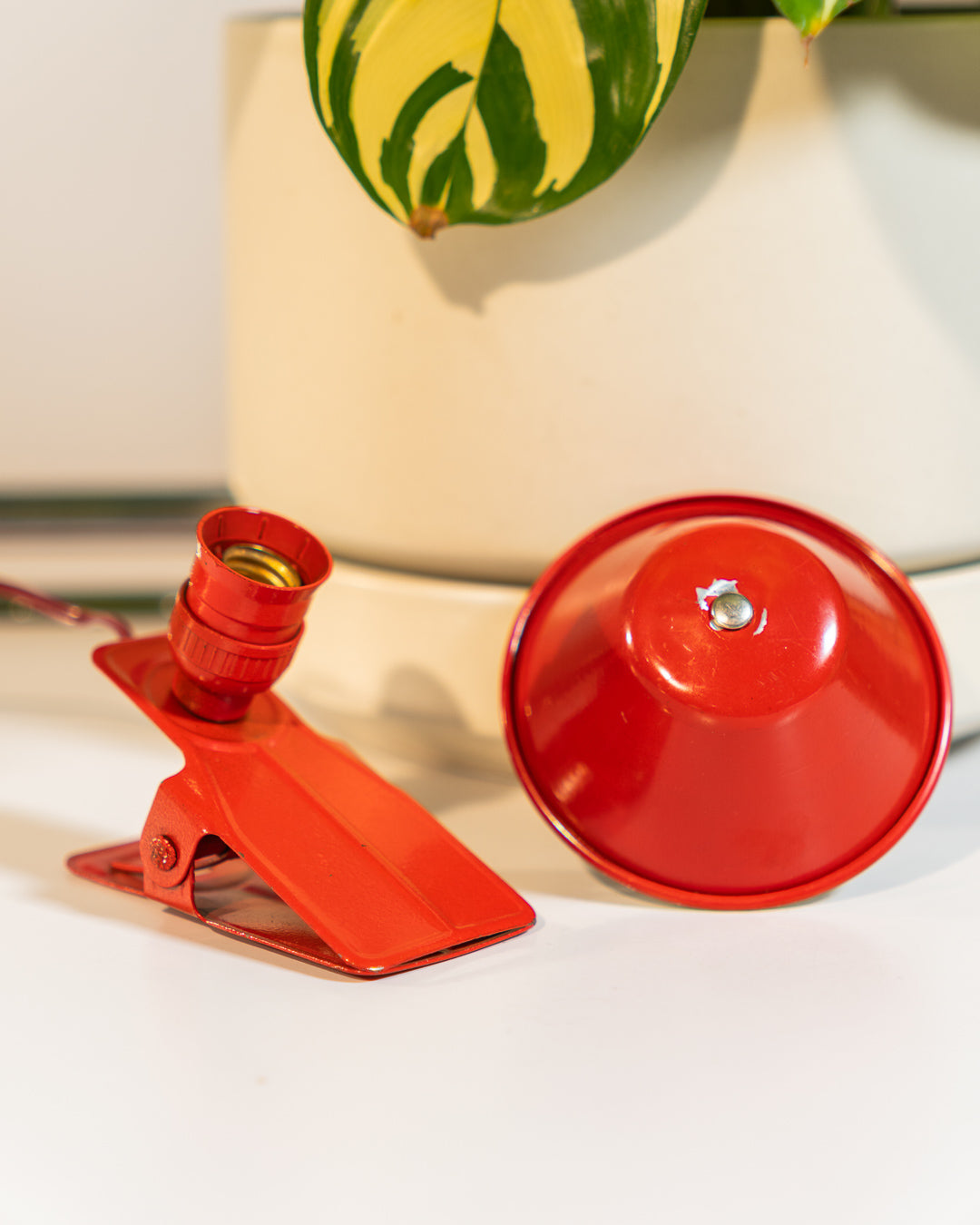 Vintage Luxus mini mushroom clip lamp in crimson red, 1960s Spanish Space Age design with clip base. Vecino Shop