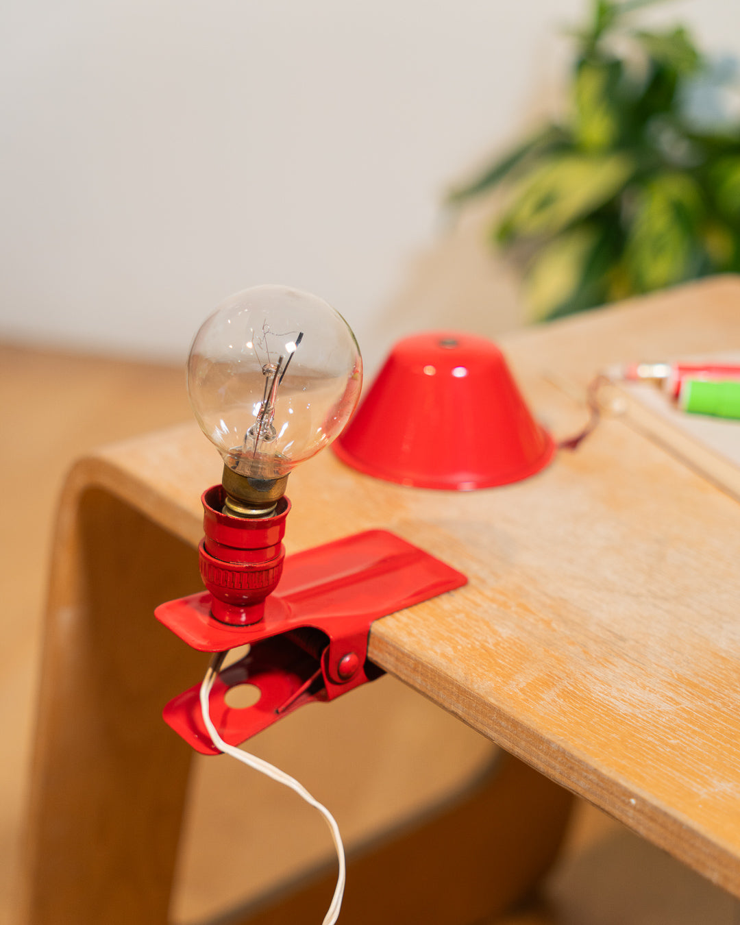 Vintage red Luxus mushroom clip lamp from the 1970s with lacquered metal shade and clamp base. Space age lighting piece from Vecino Shop.