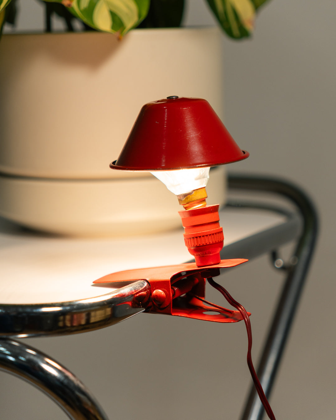 Vintage Luxus mini mushroom clip lamp in crimson red, 1960s Spanish Space Age design with clip base. Vecino Shop
