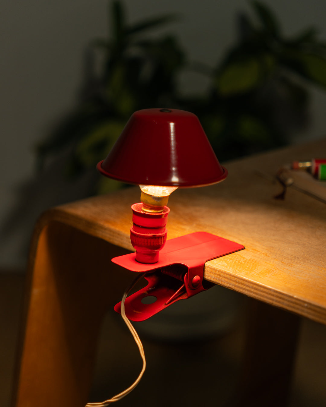 Vintage red Luxus mushroom clip lamp from the 1970s with lacquered metal shade and clamp base. Space age lighting piece from Vecino Shop.
