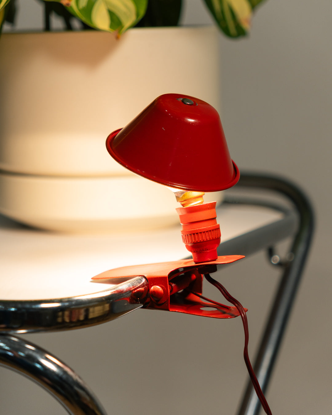 Vintage Luxus mini mushroom clip lamp in crimson red, 1960s Spanish Space Age design with clip base. Vecino Shop