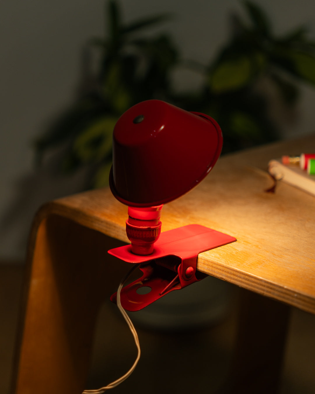 Vintage red Luxus mushroom clip lamp from the 1970s with lacquered metal shade and clamp base. Space age lighting piece from Vecino Shop.