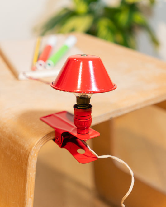 Vintage red Luxus mushroom clip lamp from the 1970s with lacquered metal shade and clamp base. Space age lighting piece from Vecino Shop.