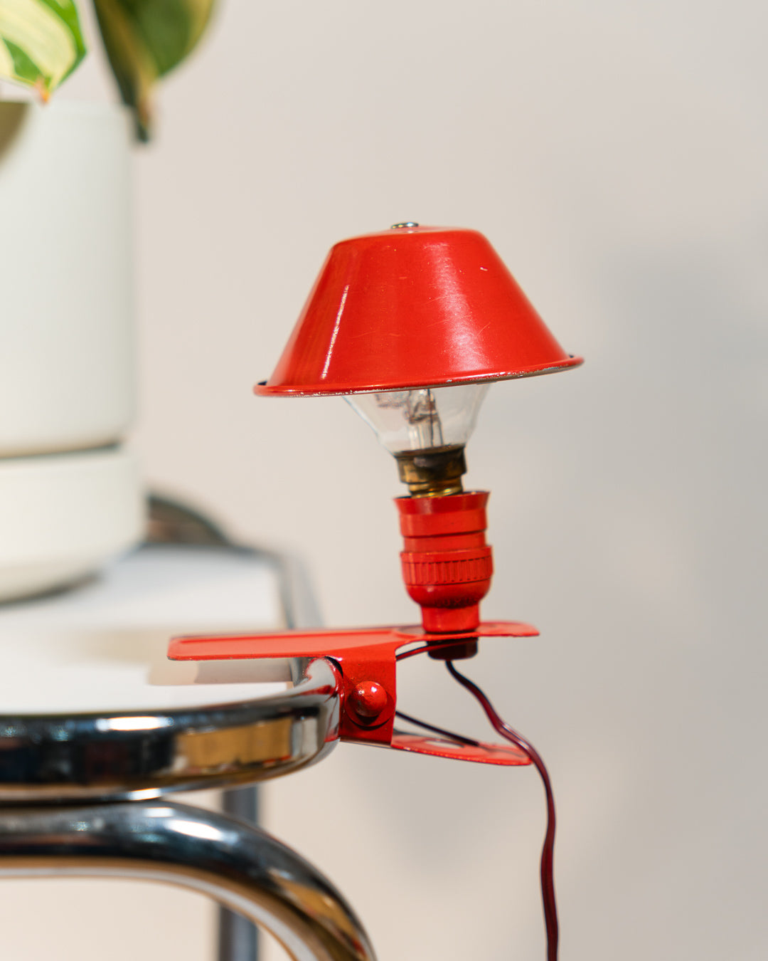 Vintage Luxus mini mushroom clip lamp in crimson red, 1960s Spanish Space Age design with clip base. Vecino Shop