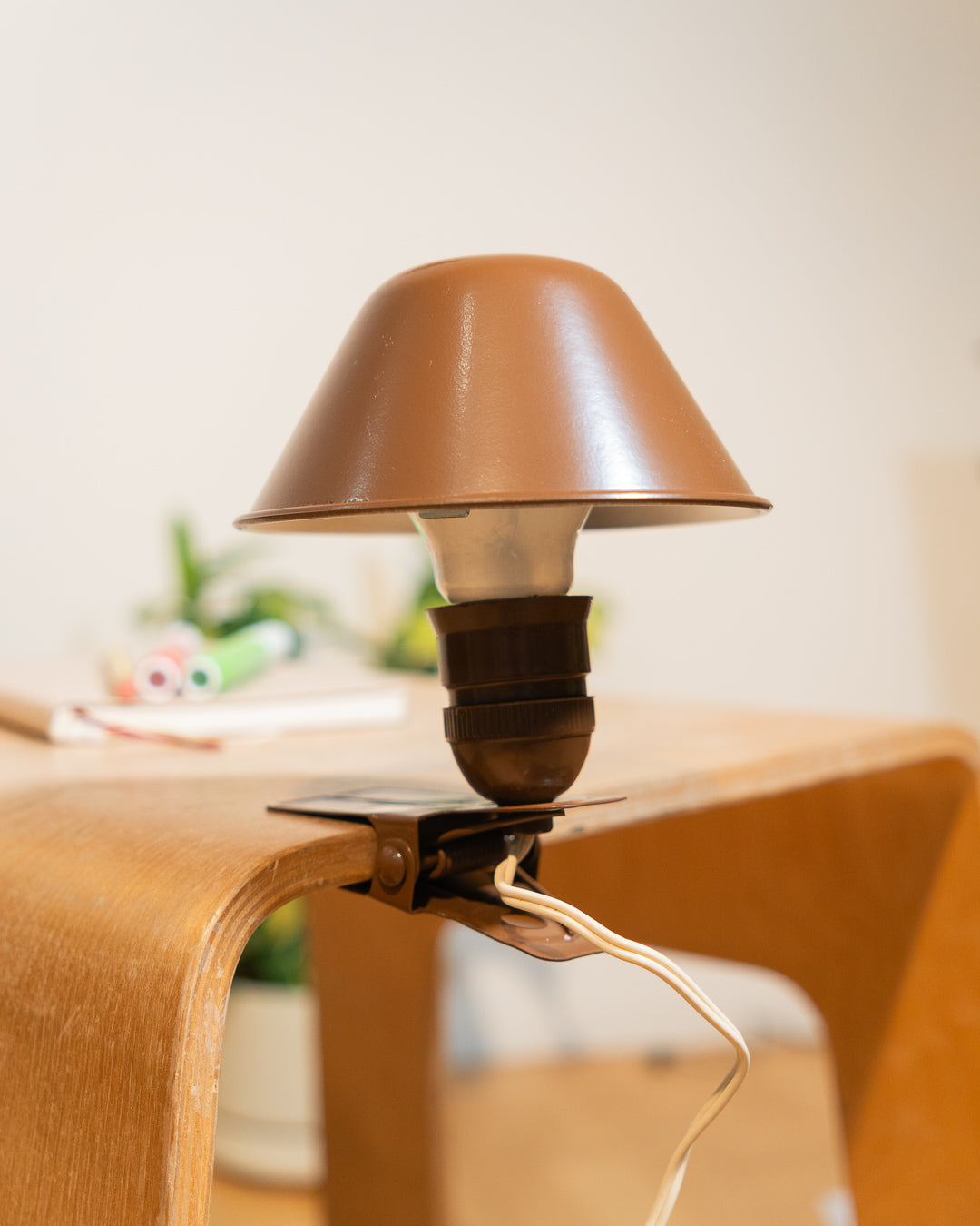 Rare XL vintage Luxus mushroom lamp in milk chocolate brown with large bakelite shade. Deadstock 1970s lighting piece from Vecino Shop.