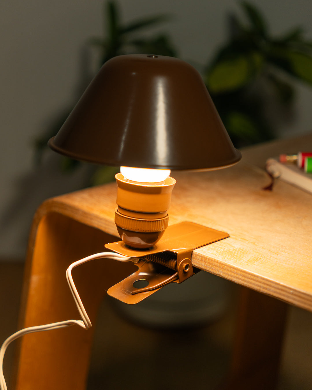 Rare XL vintage Luxus mushroom lamp in milk chocolate brown with large bakelite shade. Deadstock 1970s lighting piece from Vecino Shop.