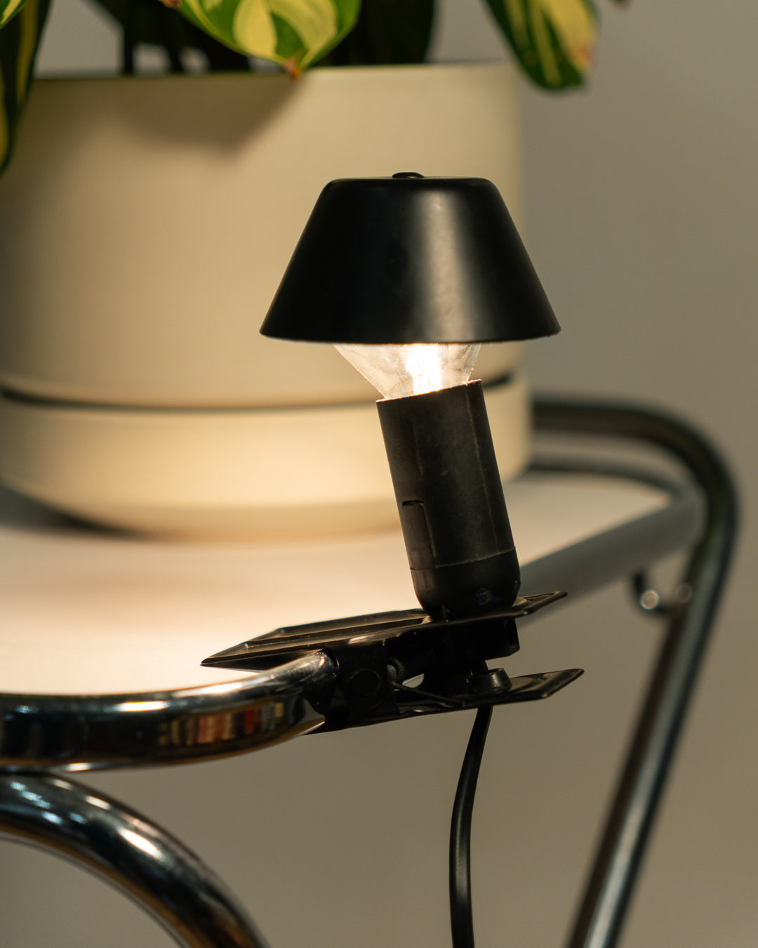 Vintage E.P.T. mini mushroom clip lamp in matte black, 1990s Spanish design with clip base. Vecino Shop