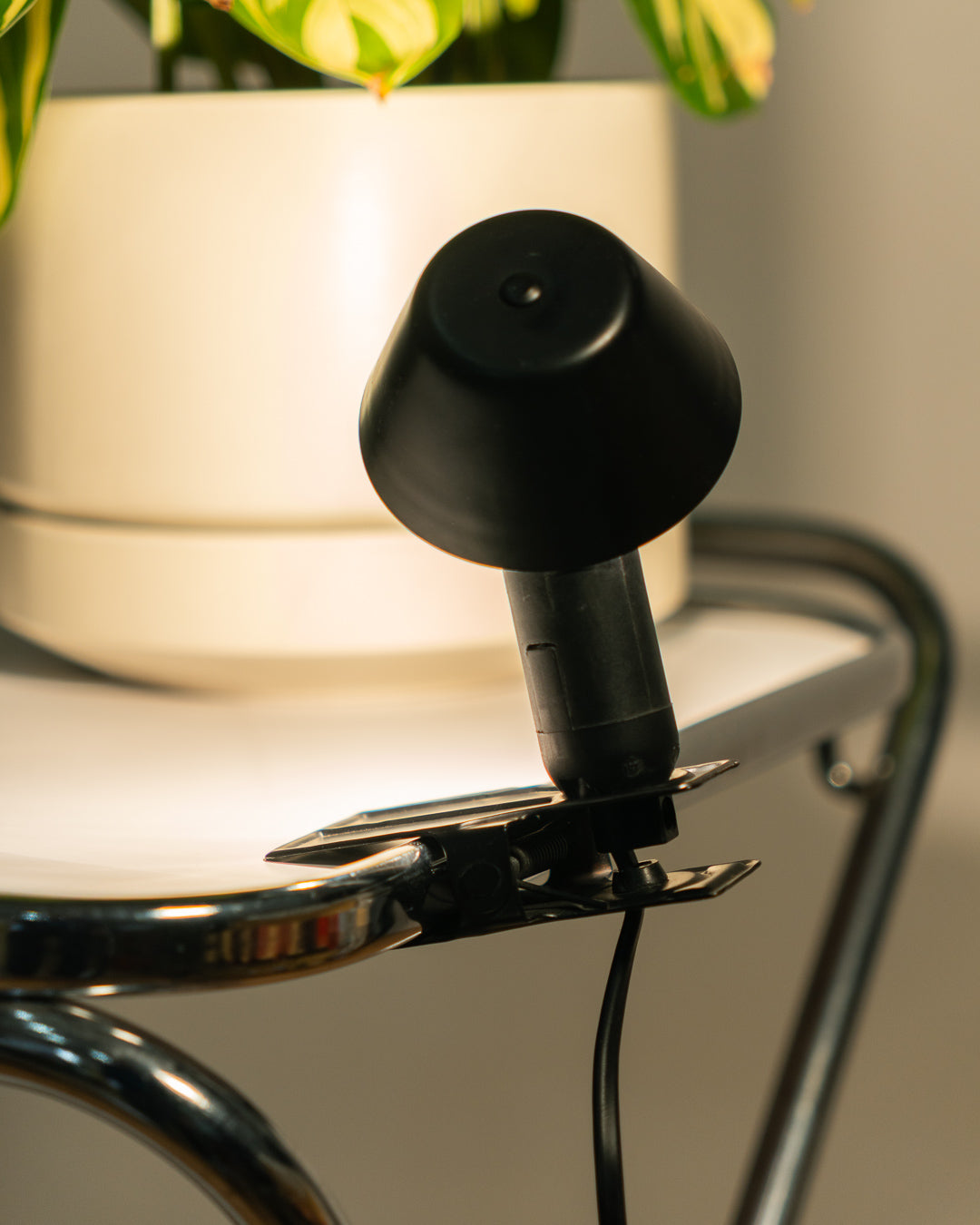 Vintage E.P.T. mini mushroom clip lamp in matte black, 1990s Spanish design with clip base. Vecino Shop