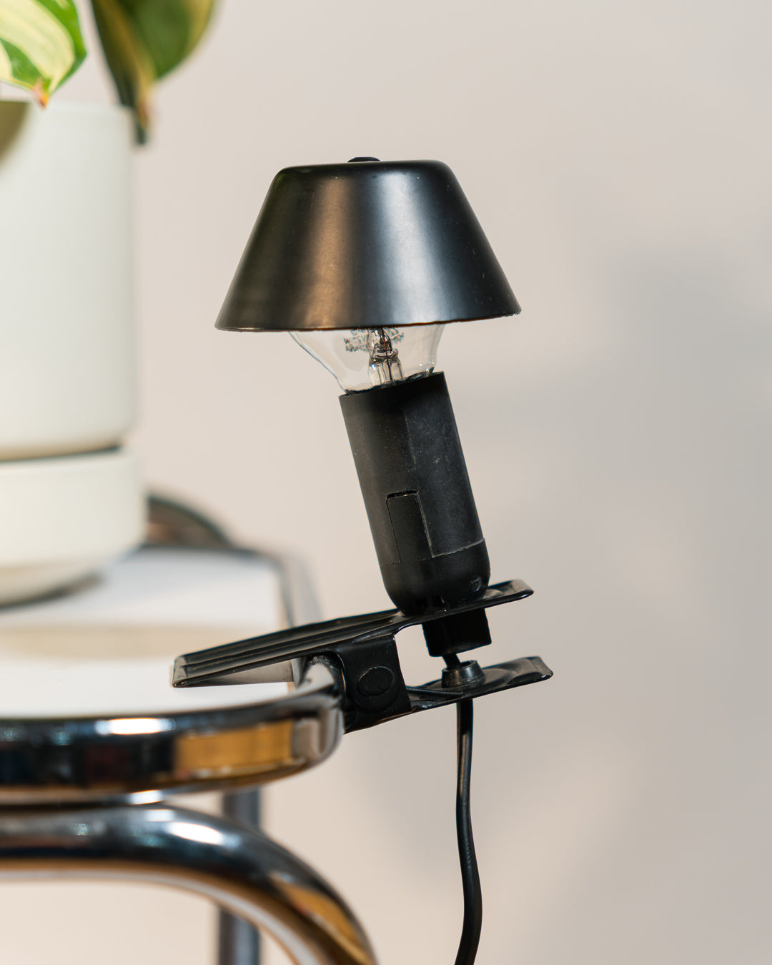 Vintage E.P.T. mini mushroom clip lamp in matte black, 1990s Spanish design with clip base. Vecino Shop
