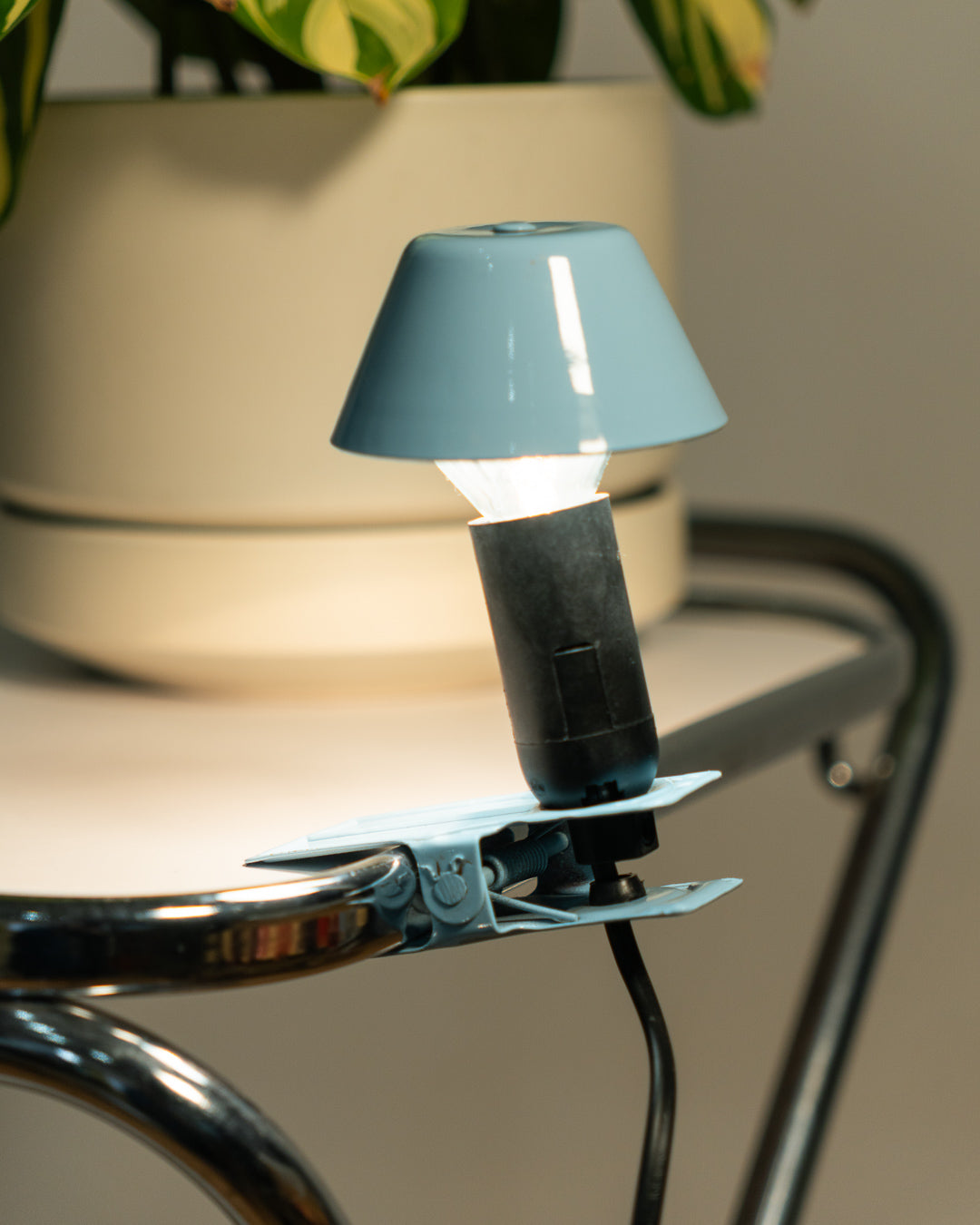 Vintage E.P.T. mini mushroom clip lamp in light blue, 1990s Spanish design with clip base. Vecino Shop