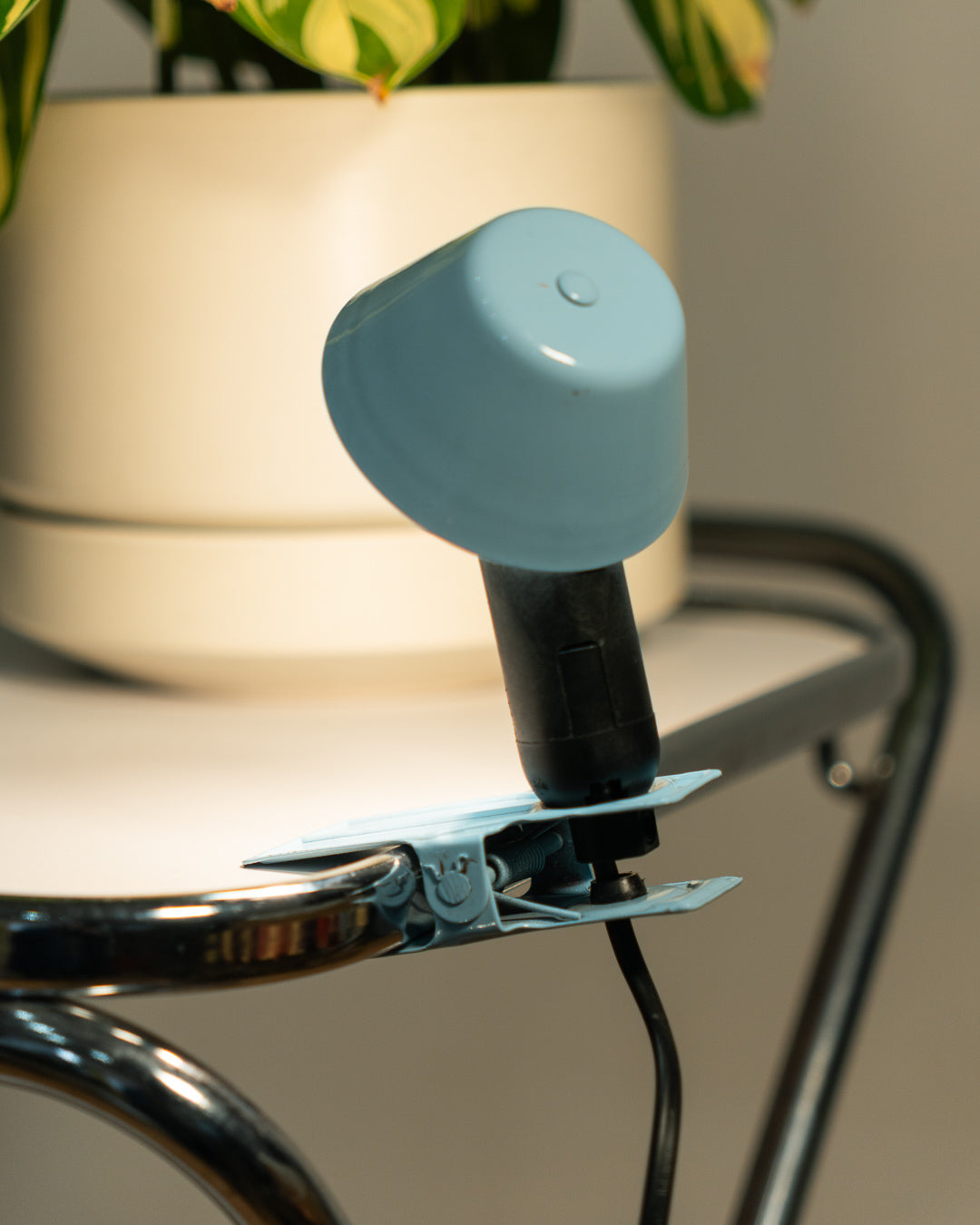 Vintage E.P.T. mini mushroom clip lamp in light blue, 1990s Spanish design with clip base. Vecino Shop