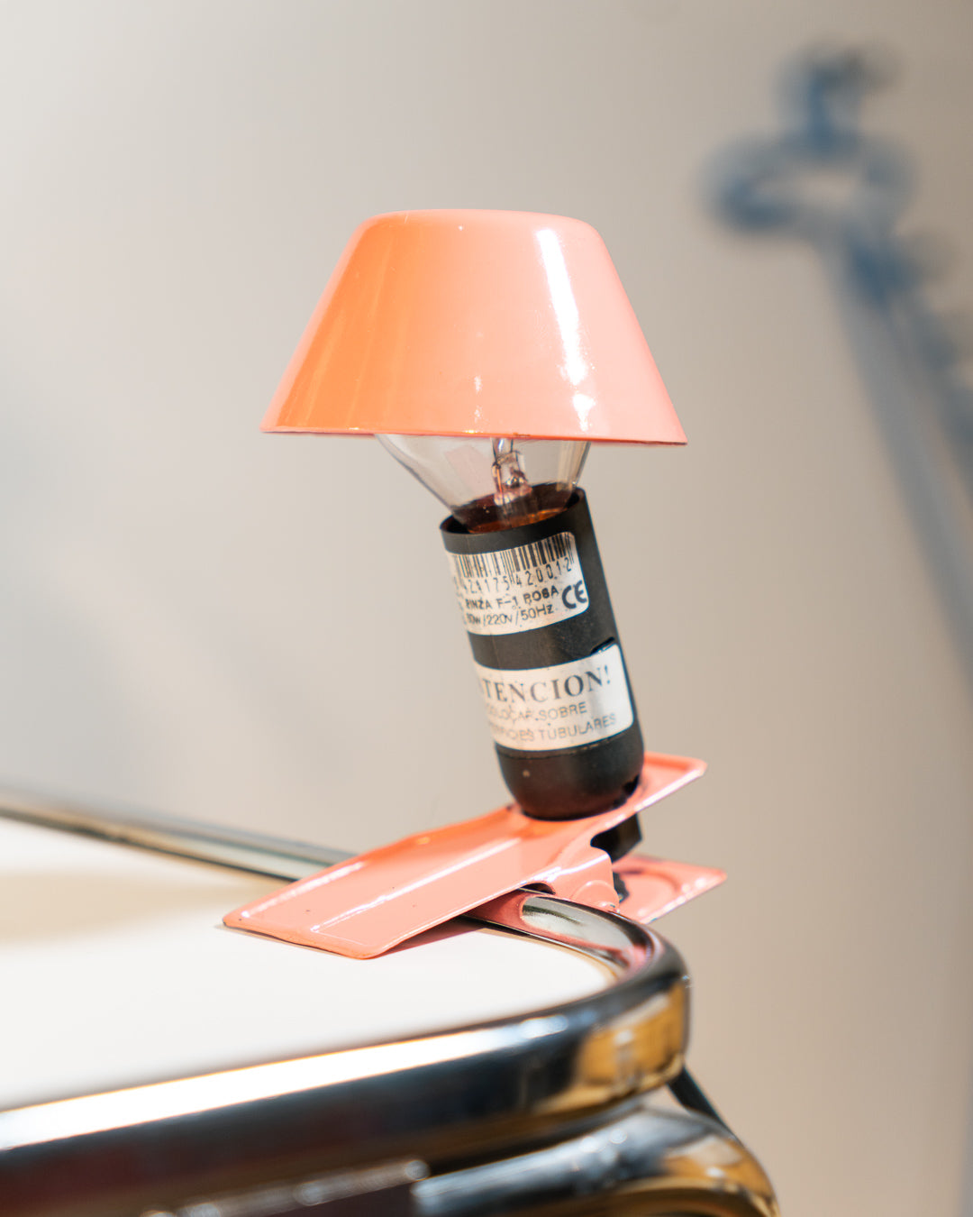 Vintage E.P.T. mini mushroom clip lamp in bubble gum pink, 1990s Spanish design with clip base. Vecino Shop