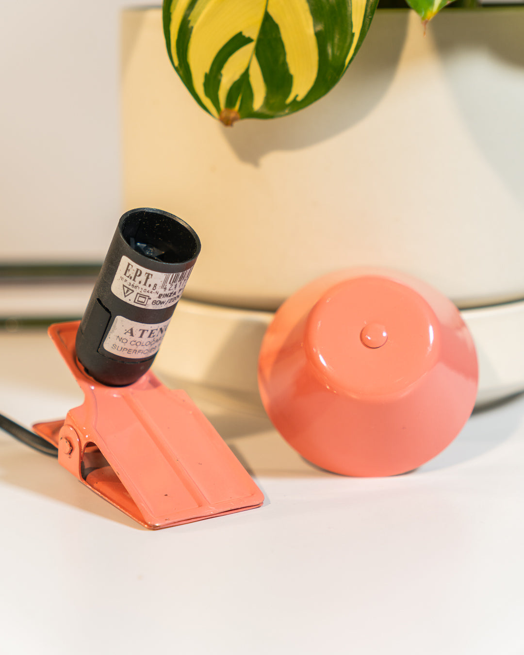 Vintage E.P.T. mini mushroom clip lamp in bubble gum pink, 1990s Spanish design with clip base. Vecino Shop
