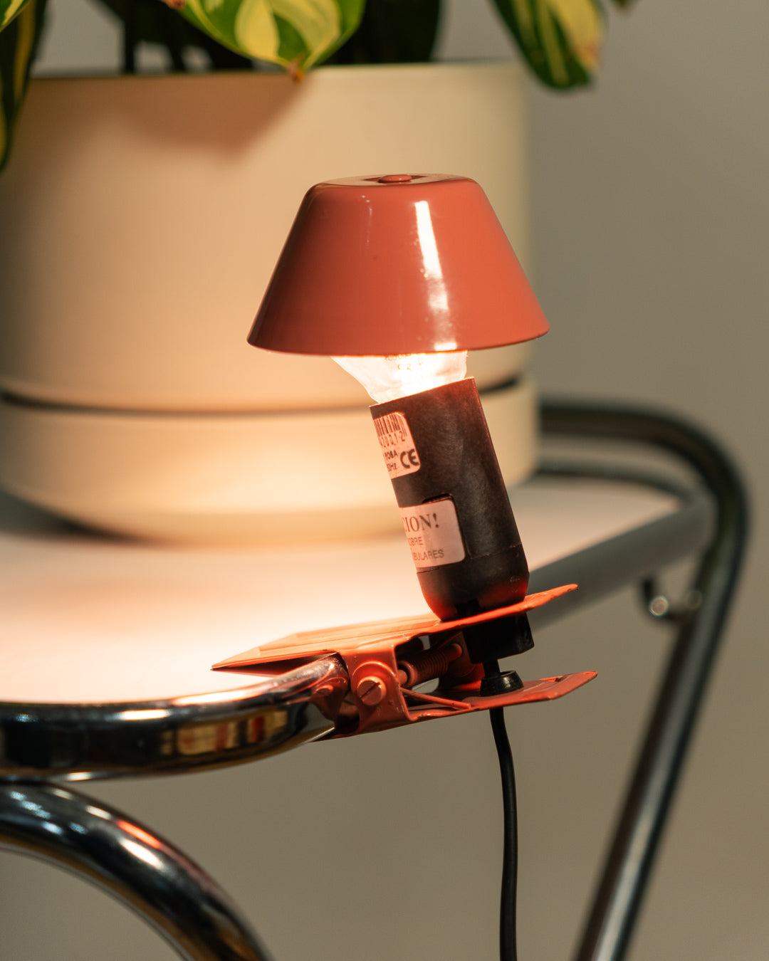 Vintage E.P.T. mini mushroom clip lamp in bubble gum pink, 1990s Spanish design with clip base. Vecino Shop