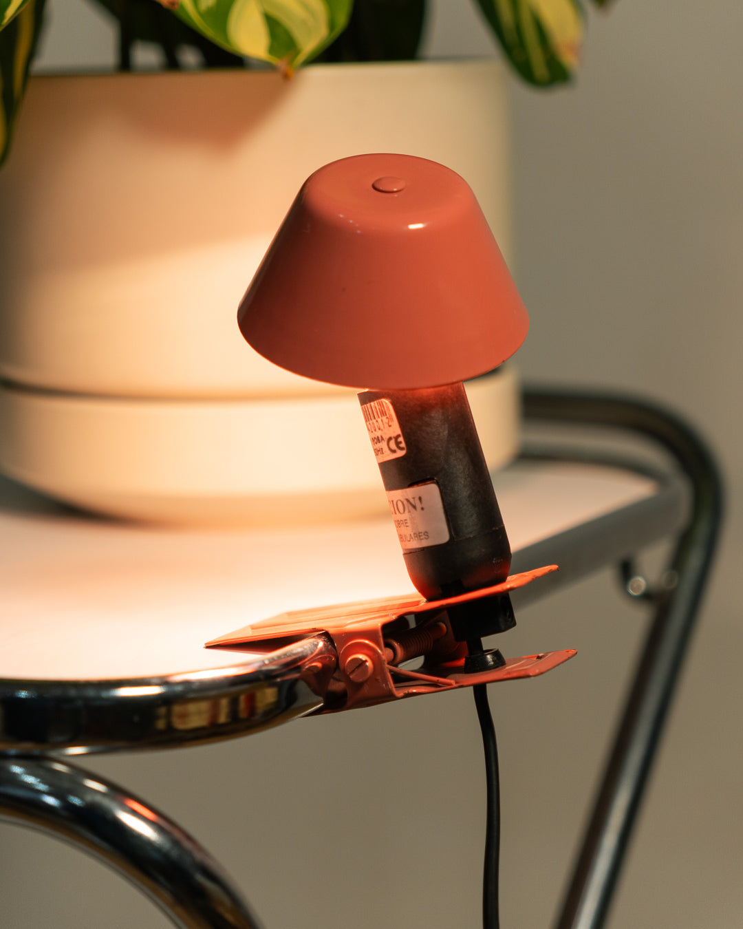 Vintage E.P.T. mini mushroom clip lamp in bubble gum pink, 1990s Spanish design with clip base. Vecino Shop