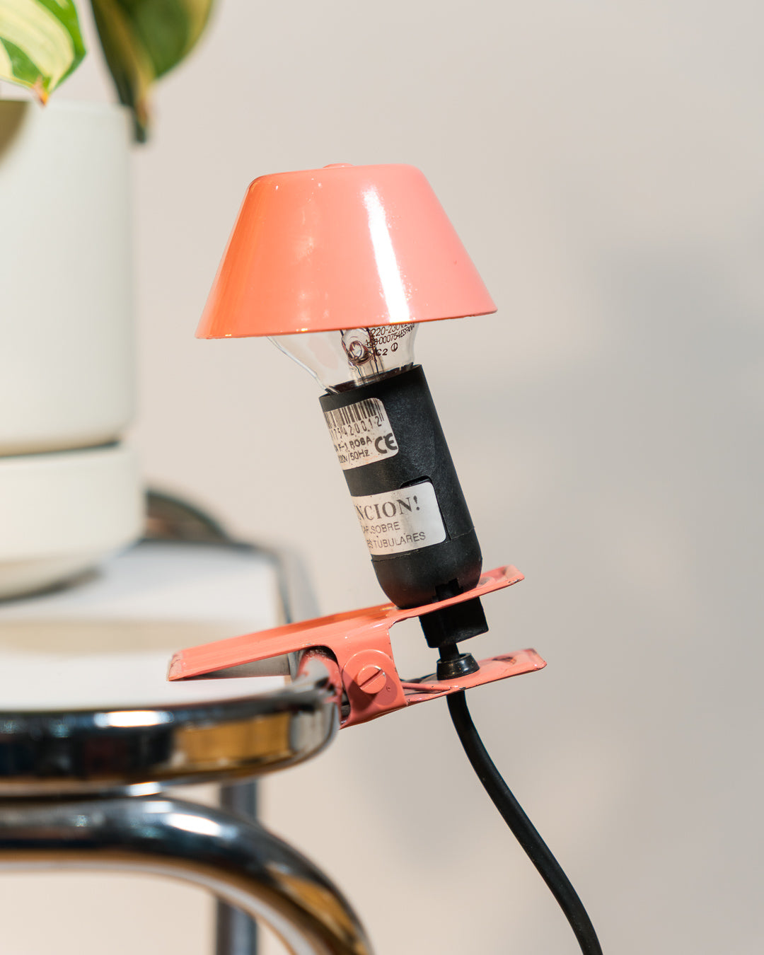 Vintage E.P.T. mini mushroom clip lamp in bubble gum pink, 1990s Spanish design with clip base. Vecino Shop