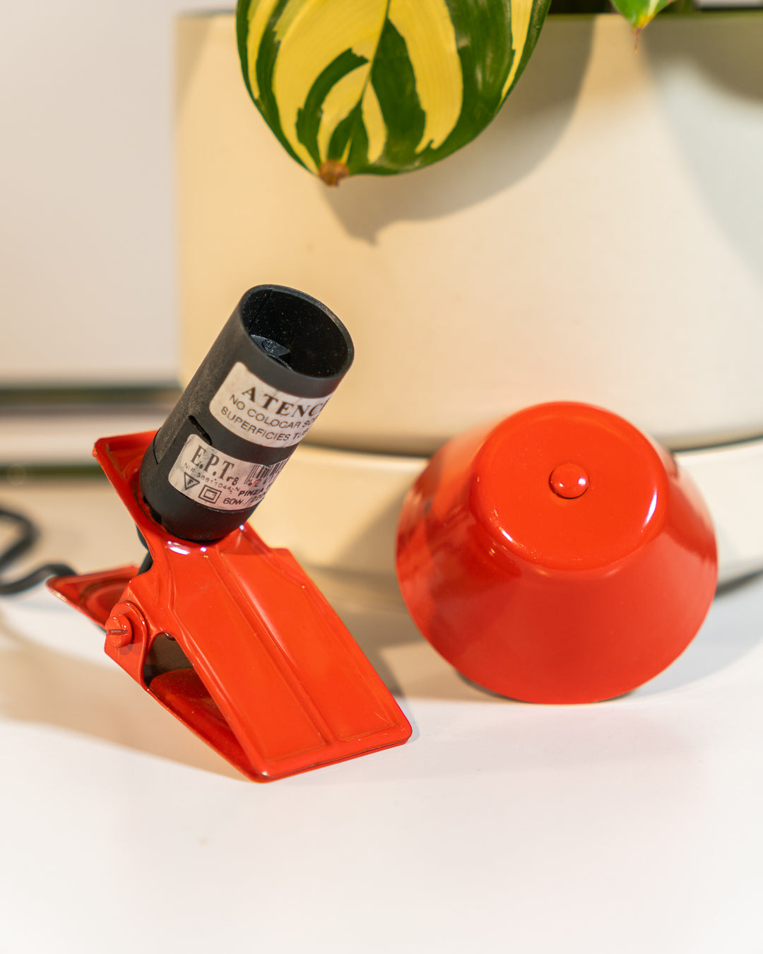 Vintage E.P.T. mini mushroom clip lamp in cherry red, 1990s Spanish design with clip base. Vecino Shop